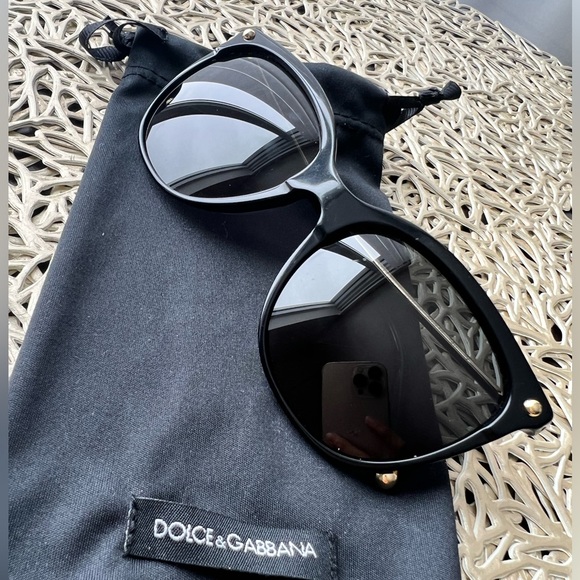 Dolce and Gabbana black and gold sunglassess - Picture 6 of 10